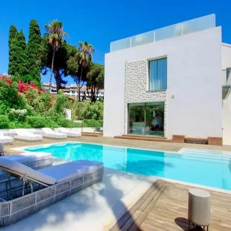 Modern In Prime Location Puerto Banus Villa Marbella